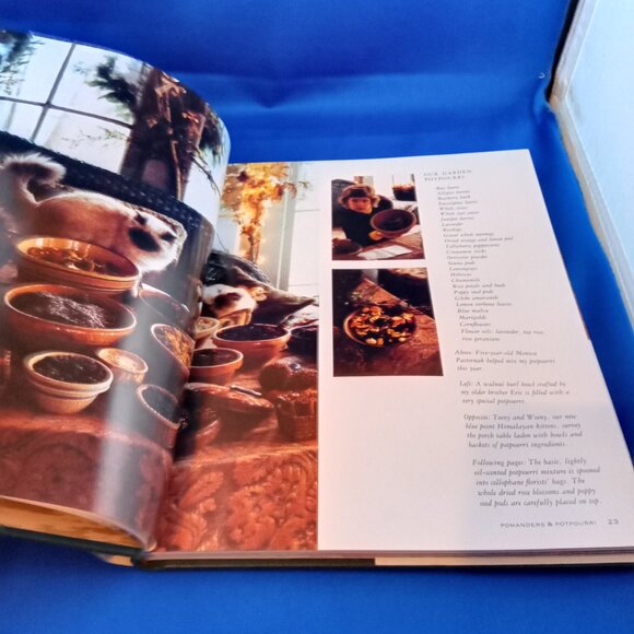 MARTHA STEWART'S CHRISTMAS ENTERTAINING DECORATING AND GIVING 1989 - Picture 7 of 7